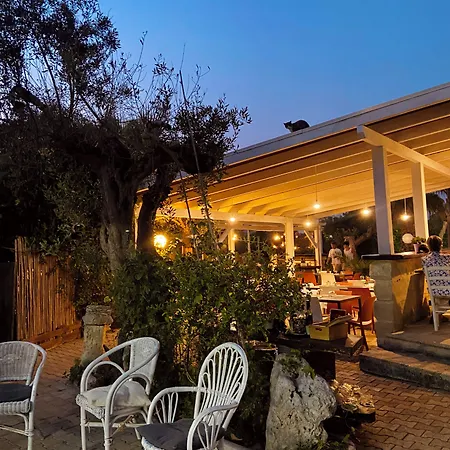 Li Mori Bed & Breakfast Lizzanello